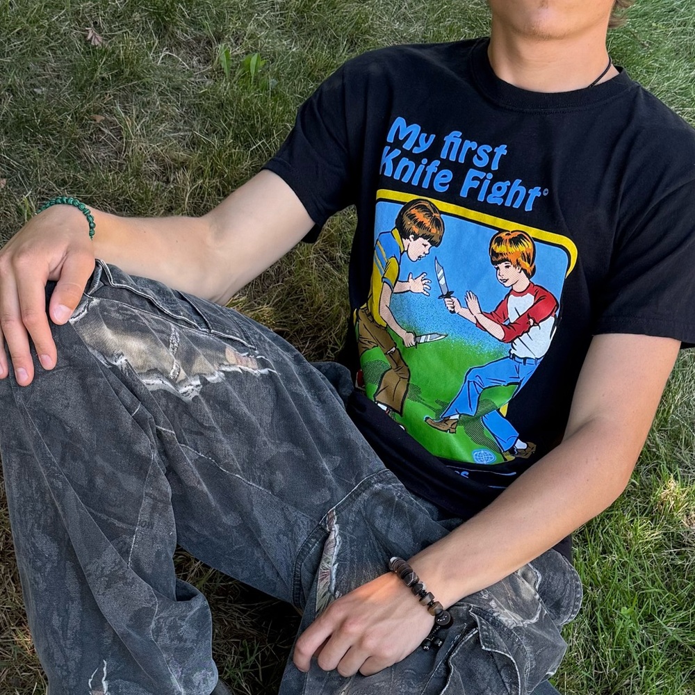 STEVEN RHODES MY FIRST KNIFE FIGHT MEN T SHIRT BOYS HOBBIES & GAMES SCOUT COMICS - Picture 6 of 16